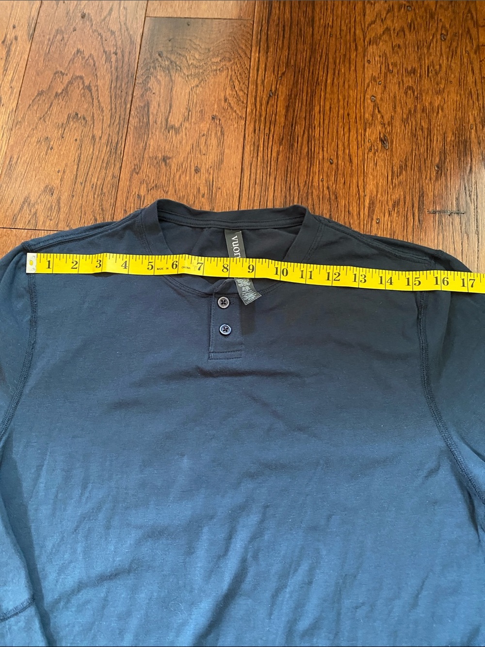 Vuori Men’s 2 button Henley -medium - Picture 4 of 8